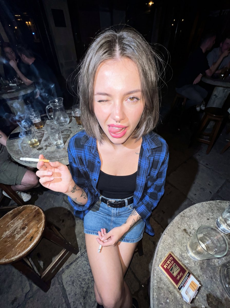 Y2K 垃圾摇滚闪光摄影肖像 (详细) - Image 1